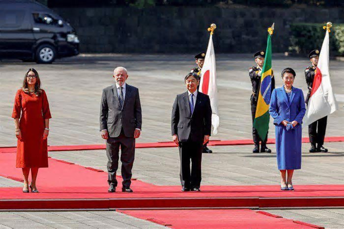 Imperador do Japão visitou Brasil três vezes e tocou com orquestra sinfônica de São Paulo