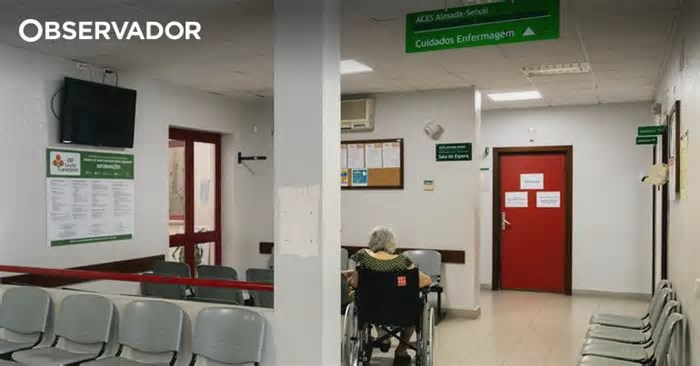 Mais de 50 pessoas fazem fila de madrugada à porta do Centro de Saúde de Algueirão-Mem Martins. Levam mantas e bancos