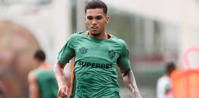 Riquelme Felipe sofre lesão no joelho em treino do Fluminense