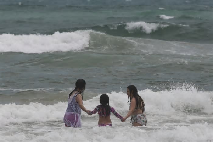 Apenas 8 trechos estão próprios para banho em Fortaleza neste fim de semana