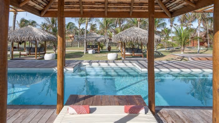 Hotel de luxo oferece bangalôs rústicos, piscinas privativas e recepção franco-brasileira em Fortim