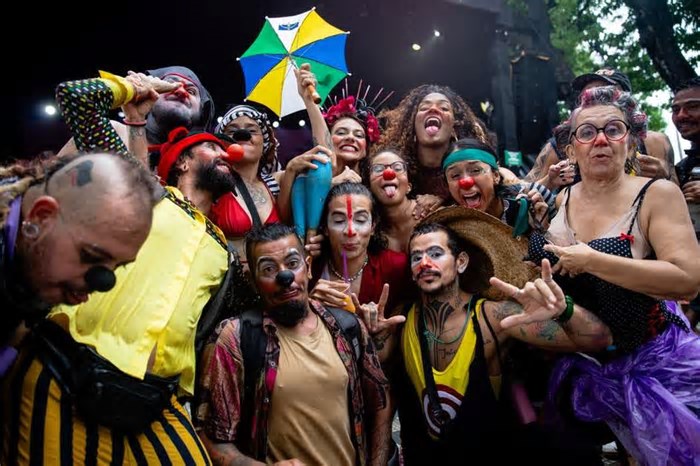 Alunos de palhaçaria concluem curso em aula prática no Carnaval do Benfica, em Fortaleza