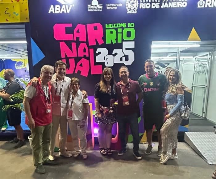 “Welcome to Rio” celebra 30 anos de excelência no atendimento aos turistas na Sapucaí