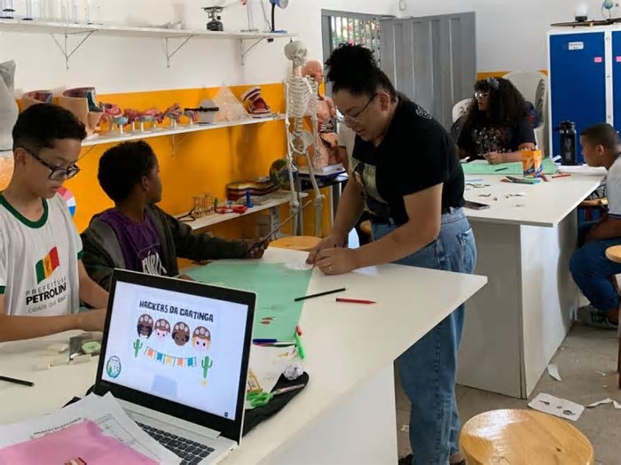 Professora de Petrolina vence prêmio com projeto que une tecnologia e aprendizado sobre a Caatinga