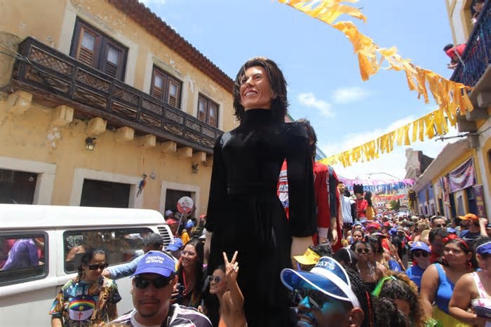 Boneco gigante de Fernanda Torres é ovacionado durante desfile em Olinda