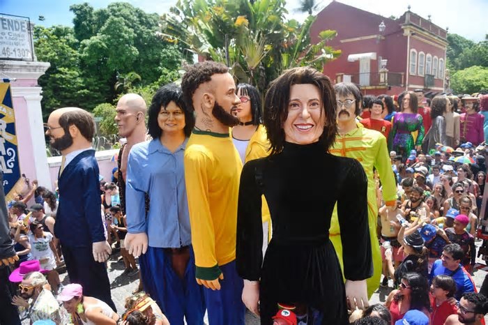Fernanda Torres é atração principal no Desfile dos Bonecos Gigantes e arrasta multidão nas ladeiras de Olinda; VÍDEO