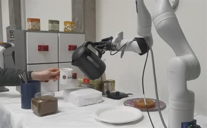Novo robô barista faz café, decora pratos e ainda se adapta a imprevistos; veja