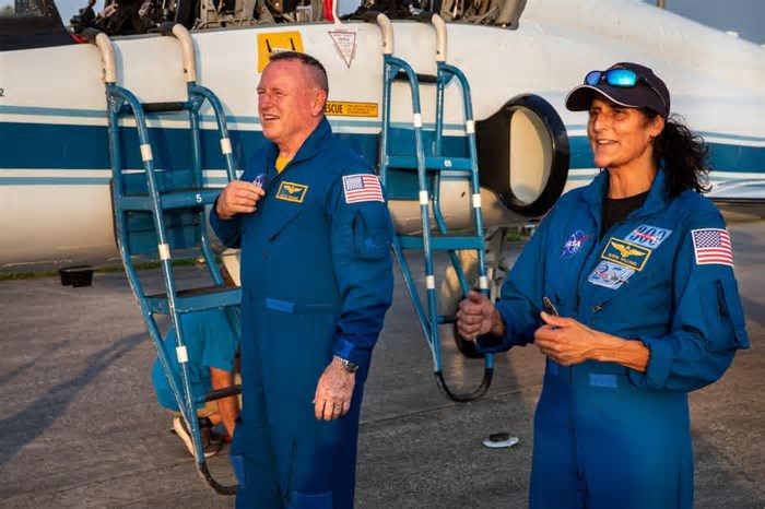 Astronautas que ficaram presos no espaço por 9 meses não receberam pagamento de horas extras