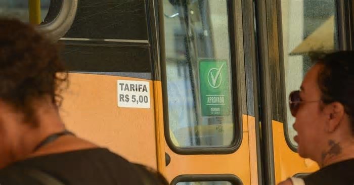 Primeiro dia de reajuste da tarifa de ônibus de Porto Alegre tem insatisfação entre usuários