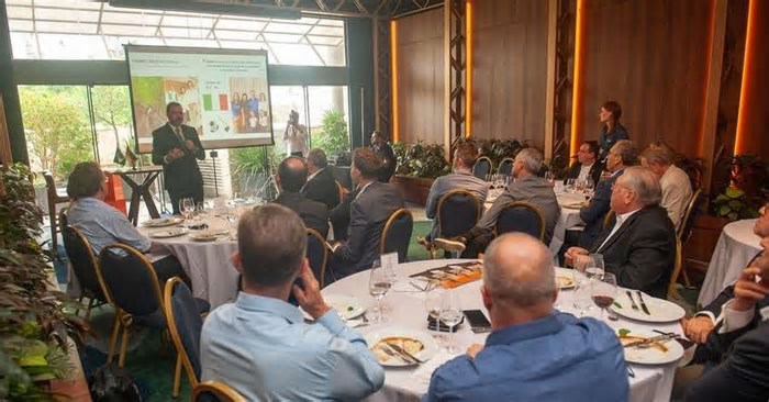 “Precisamos pragmatismo para acelerar a transição energética”, diz Erasmo Battistella em reunião-almoço da AHKRS