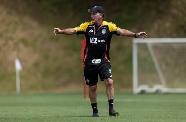 Cuca completa três meses no Atlético com reformulação e decisões pela frente