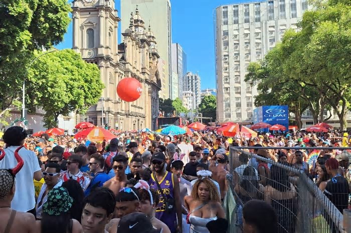 Bloco da Anitta leva multidão ao centro do Rio de Janeiro no pós-Carnaval do Dia da Mulher; veja vídeo