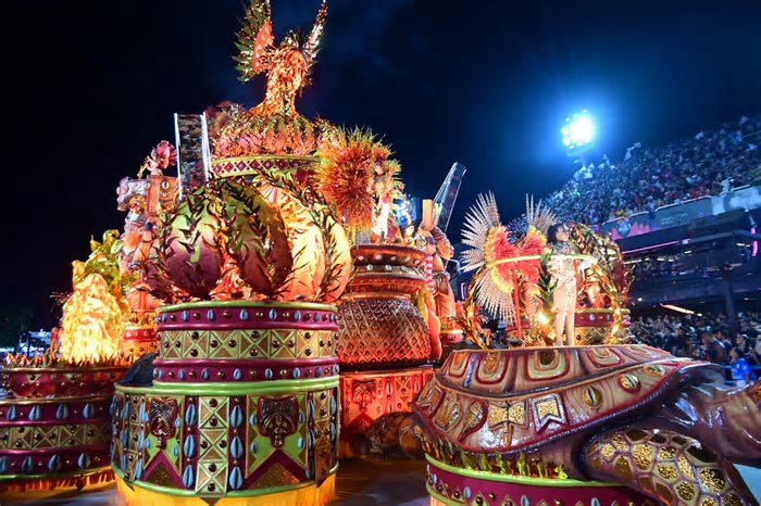 Como assistir aos desfiles das campeãs do Rio de Janeiro do Carnaval 2025 pelo celular ou TV
