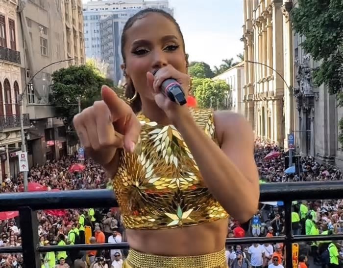 Com homenagem à ginástica artística, Anitta comanda megabloco no Rio