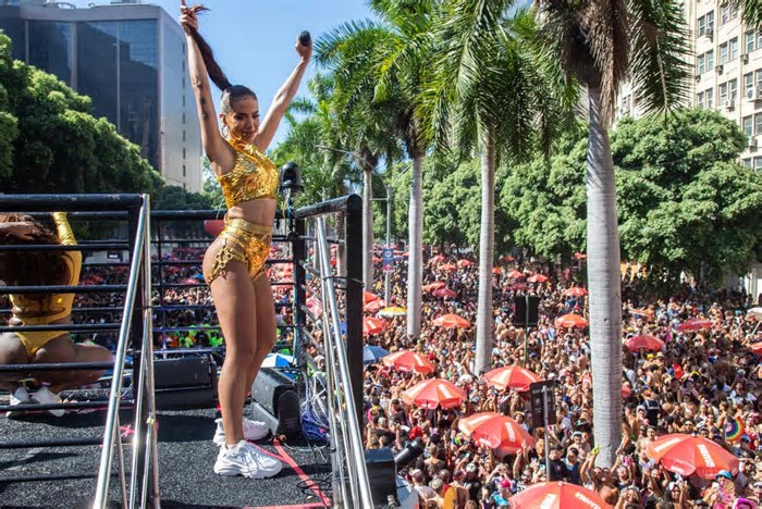 Megabloco atrai mais de um milhão de pessoas para a festa na Rua Primeiro de Março, no Centro