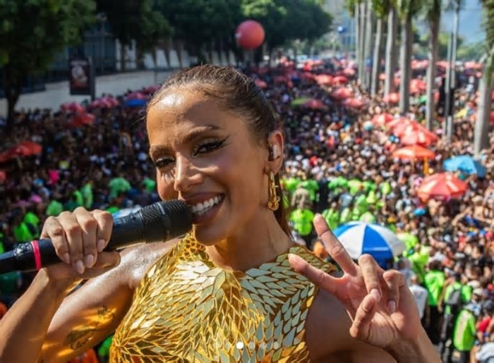 Anitta para seu bloco e manda polícia pegar ladrão no meio de foliões. Veja vídeo