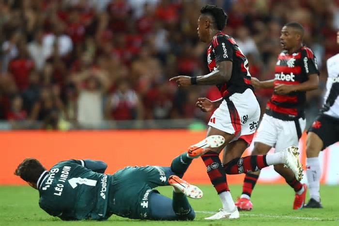 Flamengo vence Vasco e garante vaga na final do Carioca
