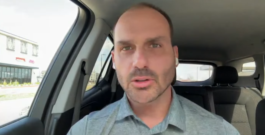 Cogito deixar o cargo de deputado em definitivo, diz Eduardo Bolsonaro à CNN