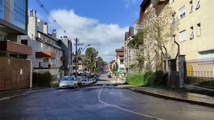 Ligação de redes da Corsan causa bloqueio em rua do Centro de Gramado; confira
