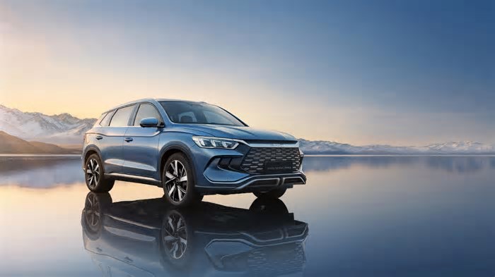 Navio da BYD chega ao Brasil com mais de 5 mil carros, veja novidades
