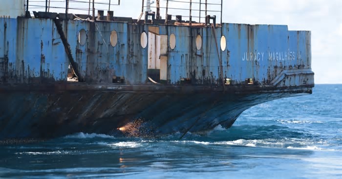 Ferry-boat é afundado em Salvador para criar recife artificial; veja fotos