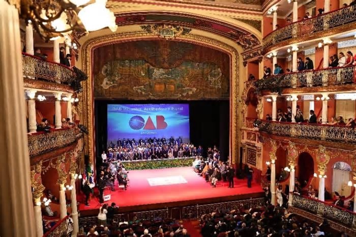 Presidente do TCE-AM prestigia solenidade de posse de Jean Cleuter na OAB-AM