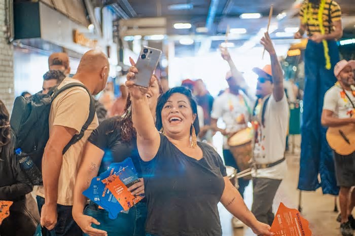 Carnaval em Minas: turistas são recebidos com festa em BH