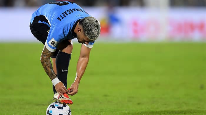 Qual foi a lesão sentida por De Arrascaeta, do Flamengo, no jogo entre Uruguai e Argentina, pelas Eliminatórias para a Copa do Mundo de 2026