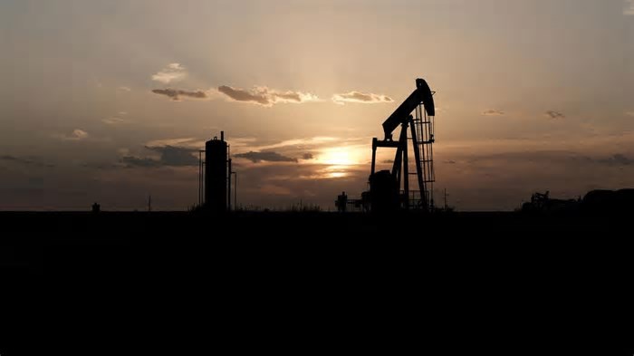 Petróleo cai 1,5%, enquanto tarifas geram temores com demanda mais lenta
