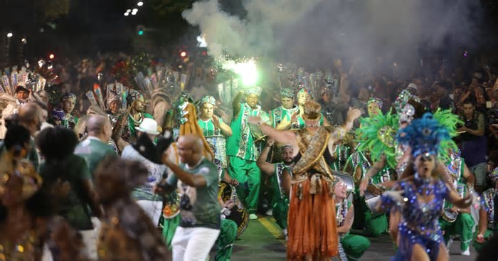 Desfile estremece a Plácido de Castro e devolve o Carnaval de rua para Caxias do Sul