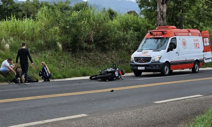 Colisão entre carro e moto na BR-116 em Dois Irmãos