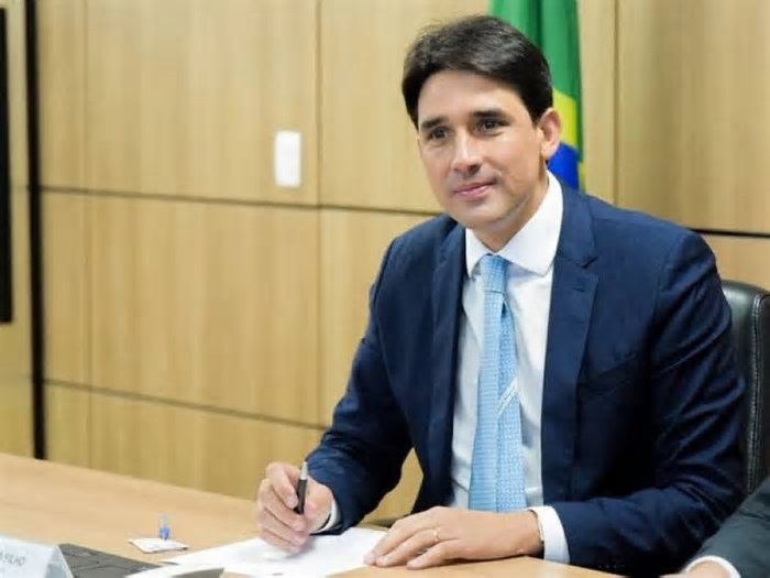 Ministro Silvio Costa Filho garante operação emergencial para clientes da Voepass viajarem a Noronha