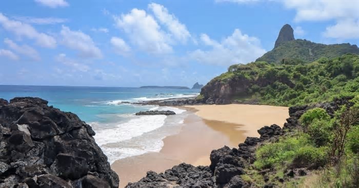Latam e governo montam operação para transportar passageiros da Voepass em Fernando de Noronha