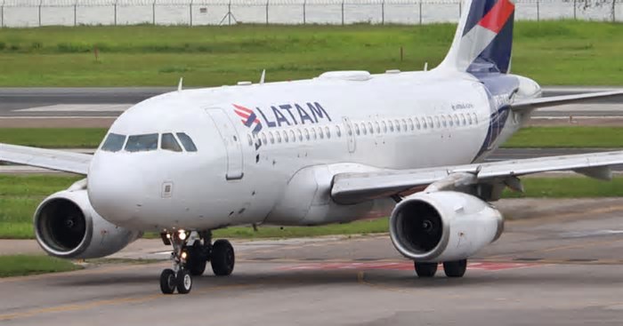 Latam resgatará passageiros em Noronha após suspensão de voos da Voepass