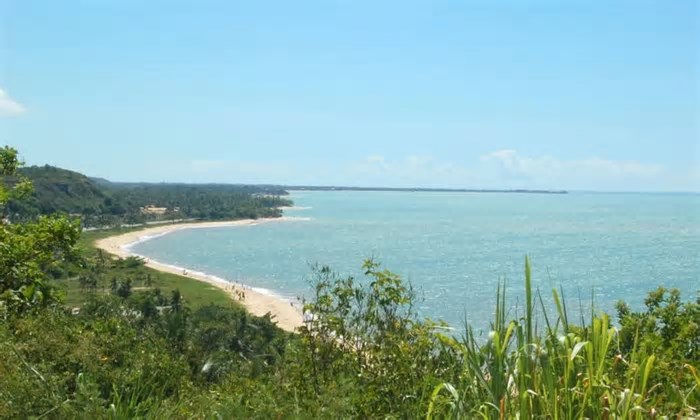 Pescadores são resgatados após naufrágio em destino turístico da Bahia