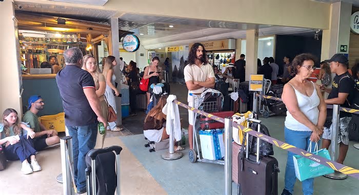Com proibição da Anac, clientes da Voepass ficam 'presos' no aeroporto e sem informações de saída de Fernando de Noronha