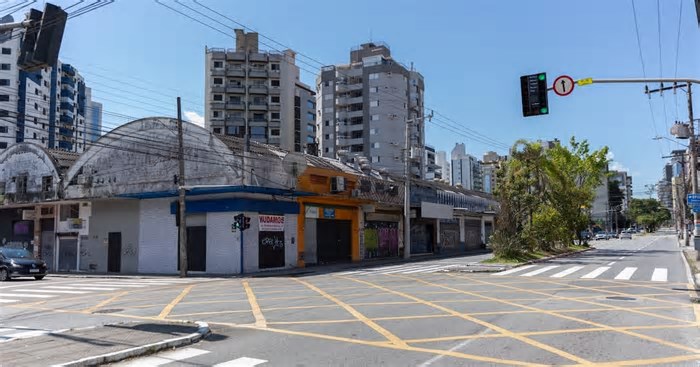 O imóvel localizado em área nobre de Florianópolis que é um monumento à incompetência