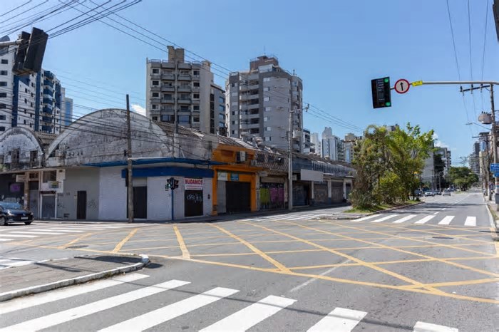 O imóvel localizado em área nobre de Florianópolis que é um monumento à incompetência