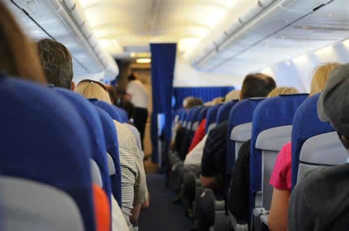 Passageira fica pelada e sai gritando pelo corredor de avião