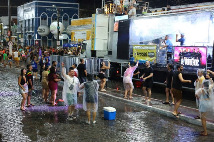 Chuva atrapalha início do desfile de trios elétricos no Carnaval de Aracati