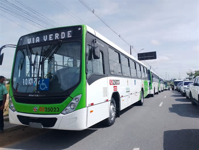Prefeito entrega mais ônibus a Manaus e anuncia reforma de terminais