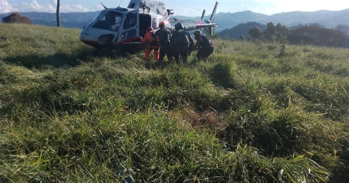 Escaladora é resgatada de helicóptero após queda na Pedra Branca, na Serra da Mantiqueira, em MG