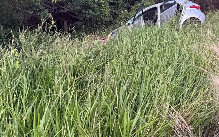 Mulher morre atropelada por ônibus após sair de carro capotado na RS-407