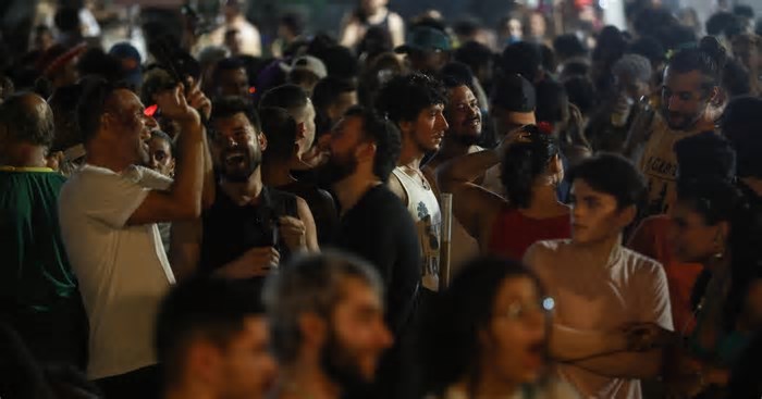 Foliões aproveitam o Carnaval no Centro Histórico de Porto Alegre