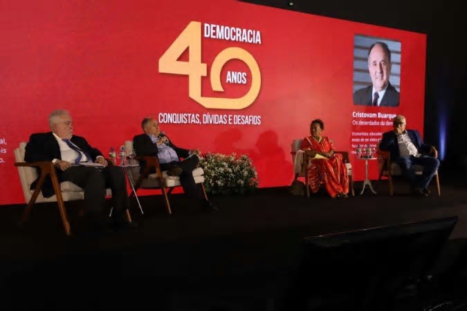 Brasil ainda é cheio de dívidas com a democracia, avalia Cristovam Buarque