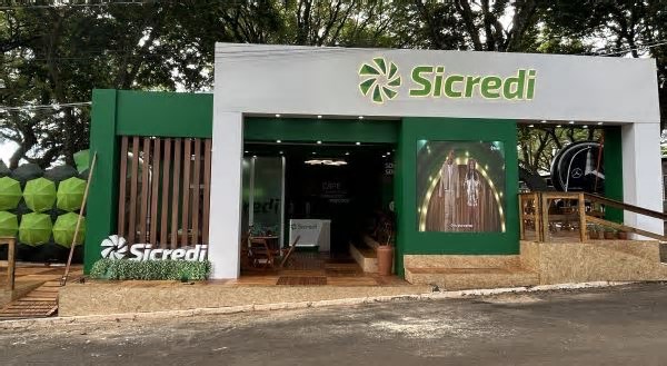 Sicredi Vale do Piquiri Abcd PR/SP reforça compromisso com desenvolvimento regional na Expo Umuarama 2025
