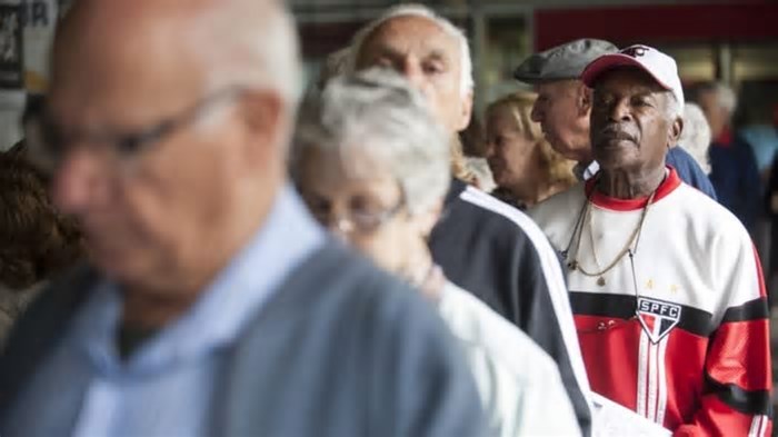 Aumento de centenários com plano de saúde no Brasil chega a 95%