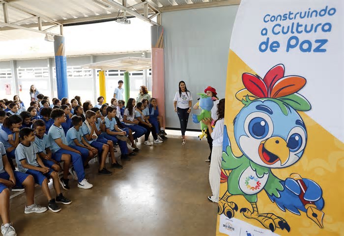 Visita com fotógrafas cearenses explora mostras de Delfina Rocha e Jane Batista
