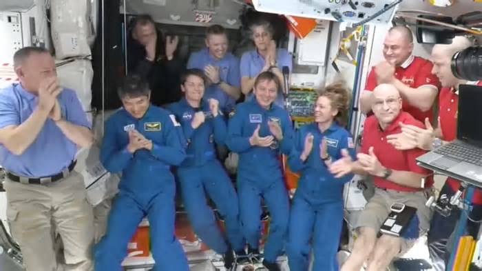Nova missão chega à ISS e astronautas