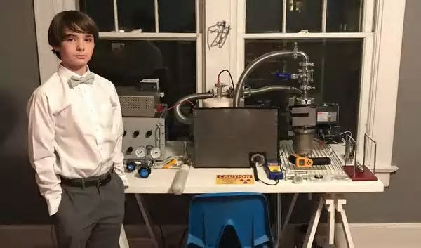 Menino de 13 anos recebe visita inesperada do FBI após construir reator de fusão nuclear no seu quarto